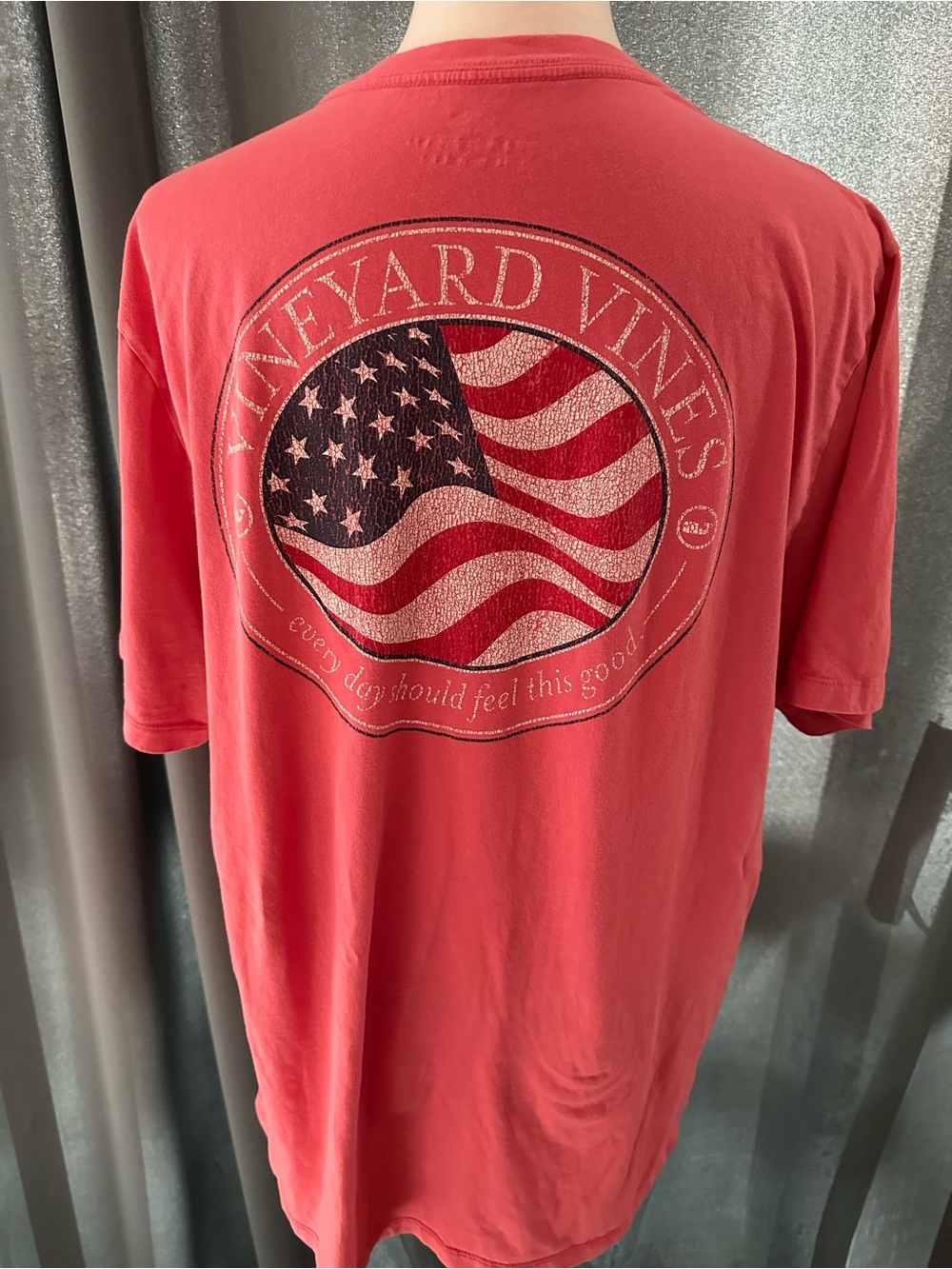 Vineyard Vines men’s short sleeve pocket T-shirt in size Large featuring a class